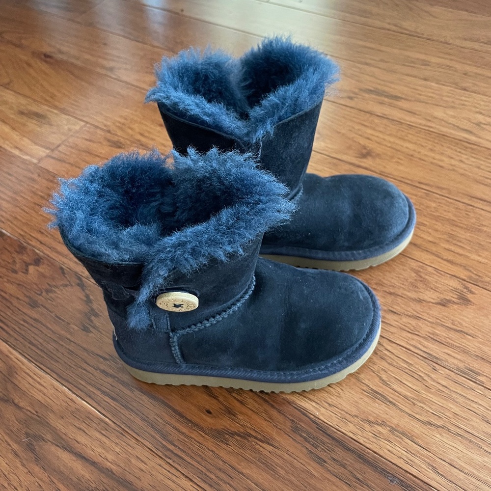 GIRLS Ugg Mini Navy Bailey Button Boots Size 9Y - Picture 4 of 8